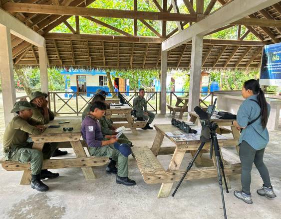 Capacitan guardaparques en el uso de herramientas para el monitoreo de aves