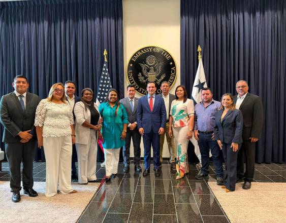 ML | Alcaldes junto al embajador Kevin Marino Cabrera.