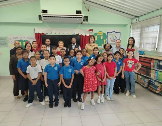 ML | Cuerpo estudiantil de la Escuela Estado de Israel junto a la vice embajadora.