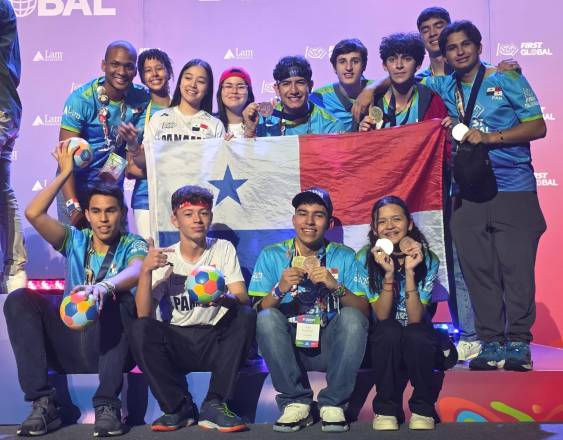 ML | La delegación panameña tras el triunfo.