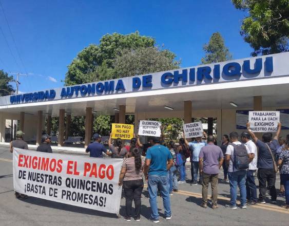 Cortesía | Funcionarios protestando en la Universidad.