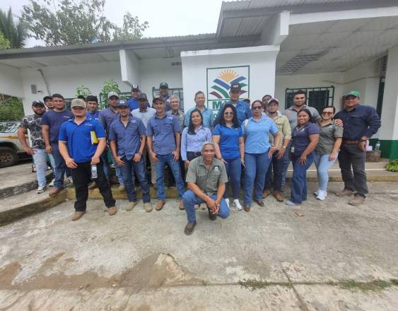 Cortesía | Dueños y administradores de comercios agropecuarios.