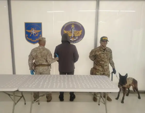 ML | Unidades de la Aeronaval con la persona detenida.