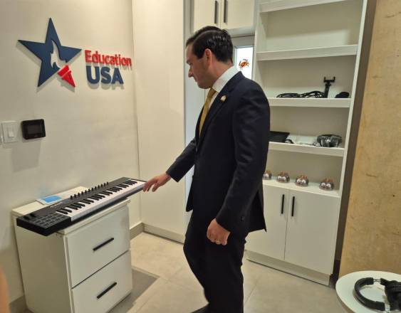 @USEmbPAN | El embajador de EE.UU., en Panamá, Kevin Marino Cabrera, en el recorrido del centro.