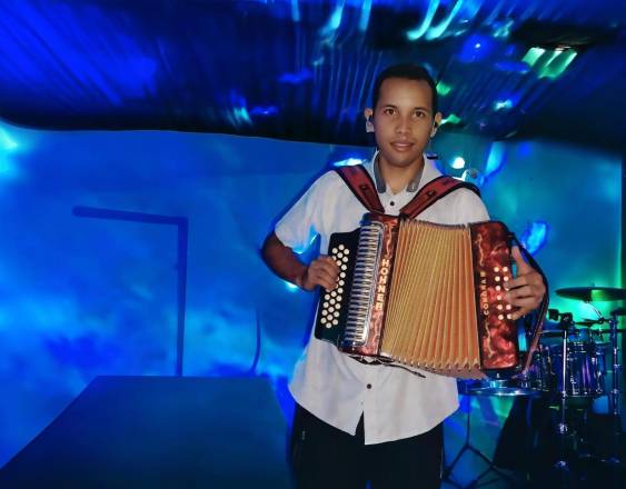 Cortesía | Gabriel Rodríguez Jr., talentoso acordeonista panameño y líder del conjunto Los Constructores del Amor, lleva con orgullo el ritmo y la esencia de la música típica panameña.