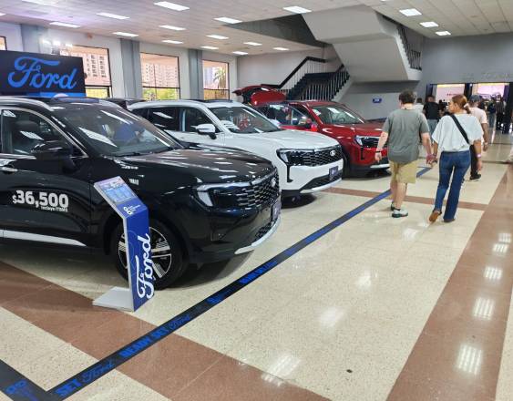 R.Robinson | Personas observan el espacio de la marca Ford, con varios de sus modelos de automóviles, durante el Verano Auto Show 2026.