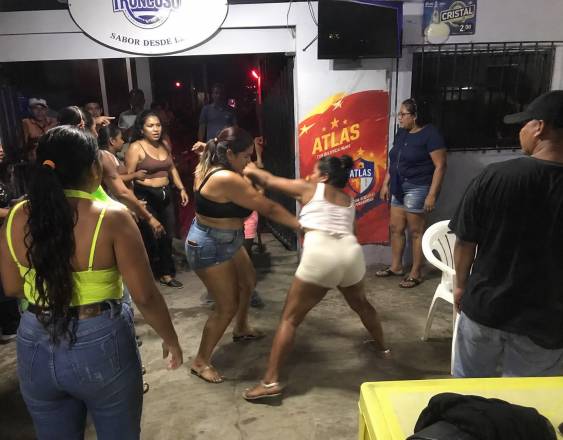 Cortesía | Mujeres enfrascadas en una riña, en un bar de la provincia chiricana.
