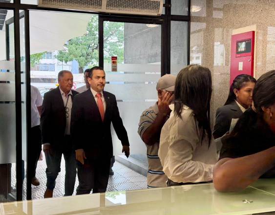 El procurador general realiza una inspección ocular en el Registro Público por investigación relacionada con la UNACHI
