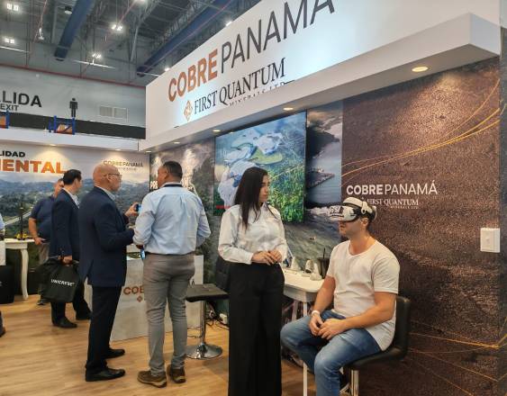 ML | Una persona conoce la mina con un visor de realidad virtual.