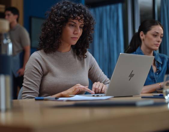 (Foto de ARCHIVO) Una persona utilizando el ordenador HP EliteBook 6 G2q Next Gen AI.