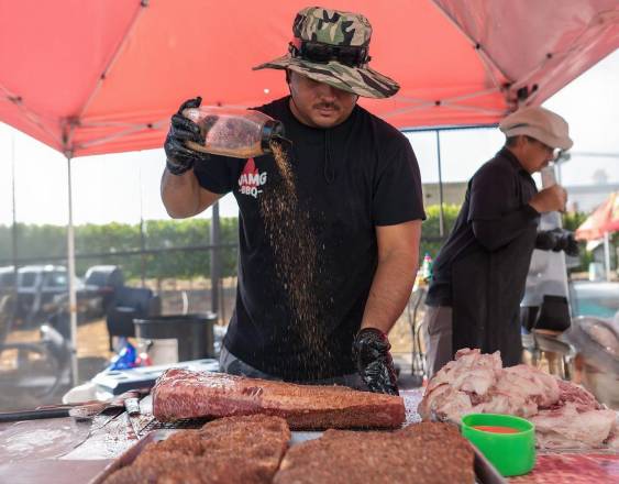 @bbqfestpanama | Competidor preparando su carne en el BBQ Fest.