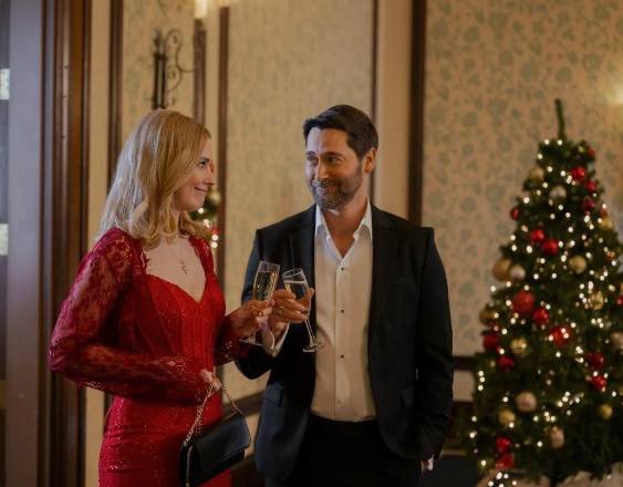 El secreto de Papá Noel | Una mujer en una situación desesperada que necesita un trabajo se hace pasar por un hombre para ocupar el puesto de Papá Noel en un resort de lujo. Estrena el 3 de diciembre en Netflix.