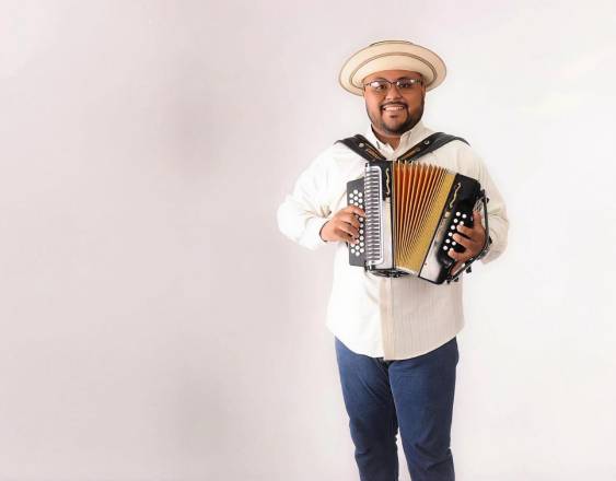Flash King | Oriundo de La Chorrera, Rubén Mariscal es conocido como “El Zar”. Lleva 15 años dedicado a la música típica popular y folclórica de Panamá.