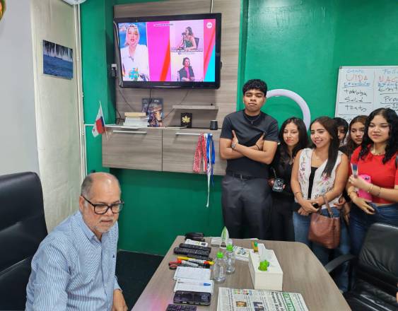 Ml | El director de Metro Libre enseña el programa de edición.