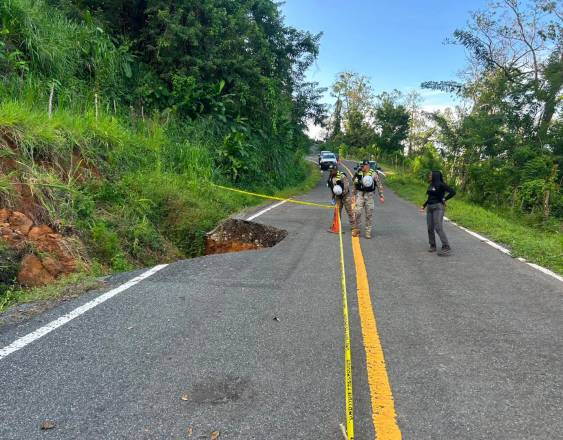 ML | Inspeccionan daños en la carretera.