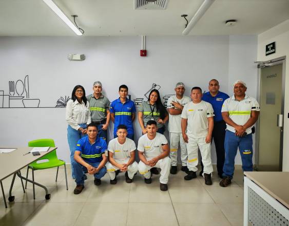 ML | Ángela Buendía (izq.) junto a trabajadores.