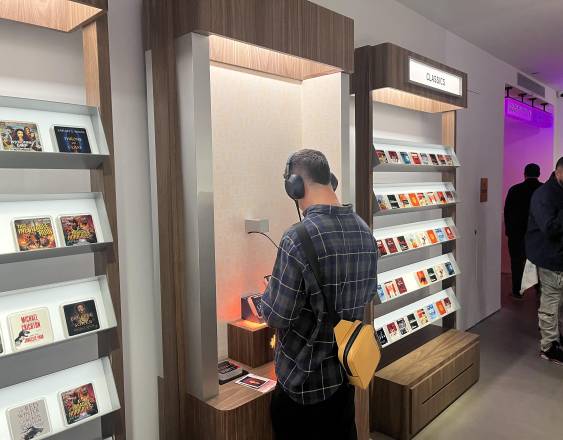 “Sólo audio”: Nueva York abre una “librería sin libros”