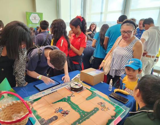 Cortesía | Niños y madre de familia en las actividades.
