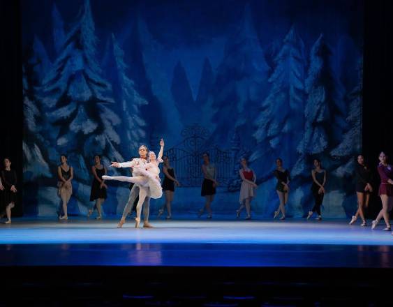 ML | Bailarines en el ensayo general de la obra en Teatro Nacional.