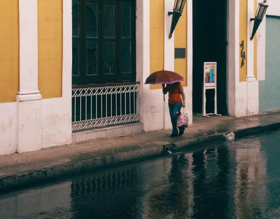 Pexels | Una persona camina bajo la lluvia.