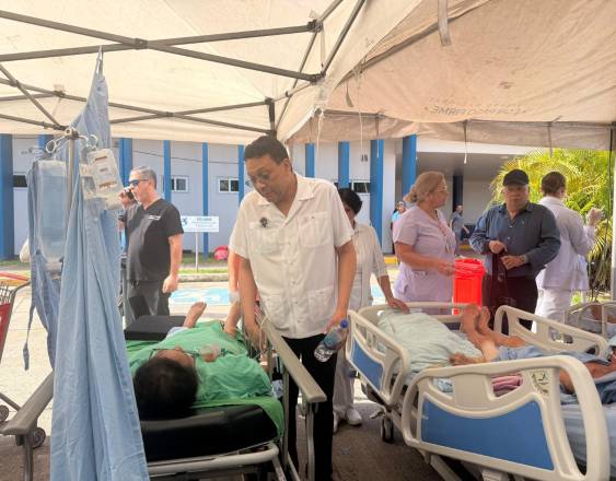 Cortesía | El director de la Caja de Seguro Social Dino Mon, supervisa pacientes de hemodiálisis.