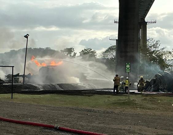 Cortesía | Los bomberos durante el incendio.