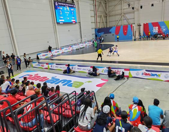 JM Andrade | Partido de futsal entre los equipos de Panamá y Paraguay durante los Juegos Suramericanos de la Juventud Panamá 2026, en el Centro de Alto Rendimiento, en Juan Díaz, Ciudad de Panamá.