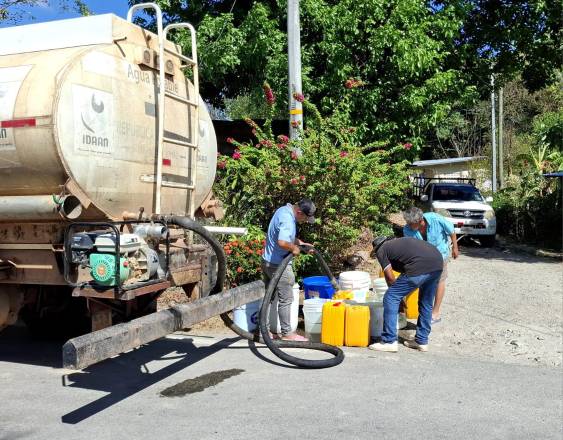Cortesía | Atienden comunidades afectadas por la falta de agua potable con camiones cisternas.