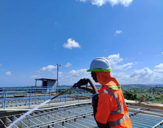 ML | Personal del IDAAN durante las tareas de desinfección.