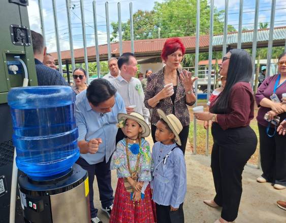 Escuela de La Chorrera se beneficia con sistema solar que transforma humedad del aire en agua potable