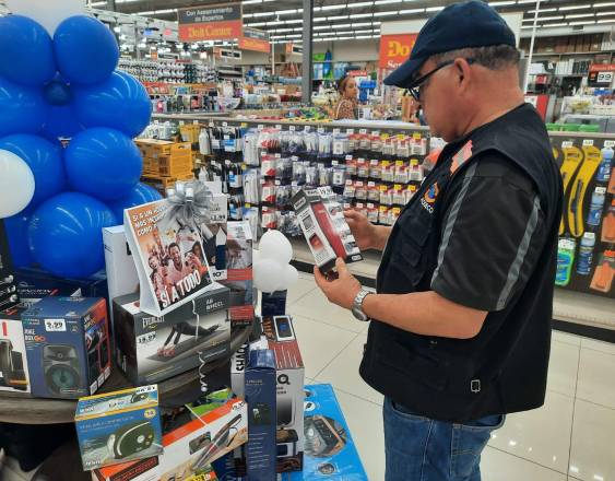 ML | Funcionario de Acodeco realizando una inspección.