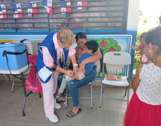 MINSA | Una enfermera vacuna a un niño durante una gira médica.