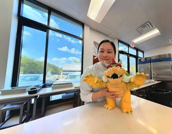 Cortesía | La chef conocida como Eli Wong mostrando su trabajo realizado tras culminar con éxito una capacitación especializada en alta pastelería en Pastry Academy.