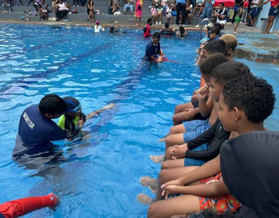 “Verano que Brilla” ofrece clases de natación para personas con discapacidad
