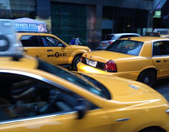 Pixabay | Taxis de distintas plataformas operando en una calle.