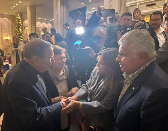 ML | En medio del encuentro con líderes políticos.