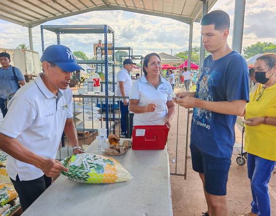 ML | Asistentes a una feria del IMA.