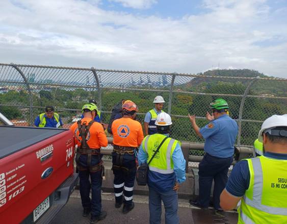 Cortesía | Equipo de Sinaproc, los Bomberos y el MOP en la revisión del puente.