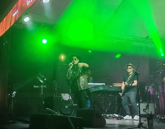 Kandall &amp; the Chowmein Band aportaron ritmos latinos y reggae.