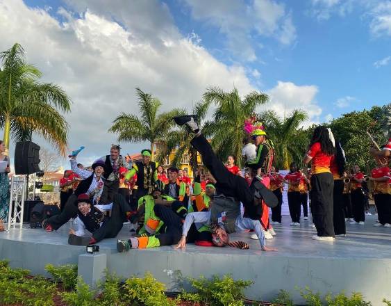 @faepanama | Parte de los artistas que participaron en el cierre del Festival de Artes Escénicas.