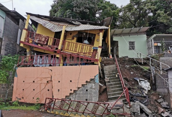 Fuertes lluvias provocan el colapso de una vivienda en Los Andes N° 1