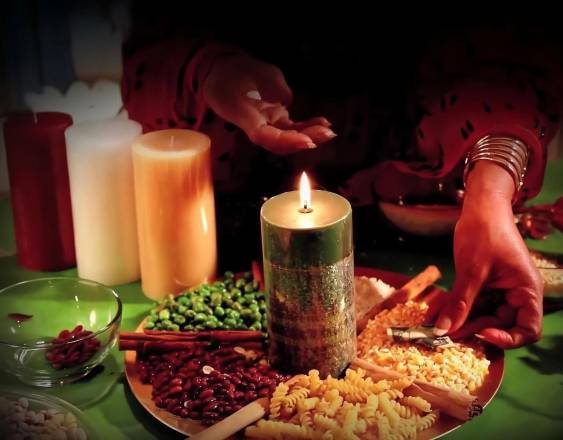 Freepik | Una persona se prepara para recibir el nuevo año realizando diferentes rituales con velas, canela, granos, incienso y dinero, para disfrutar de prosperidad.