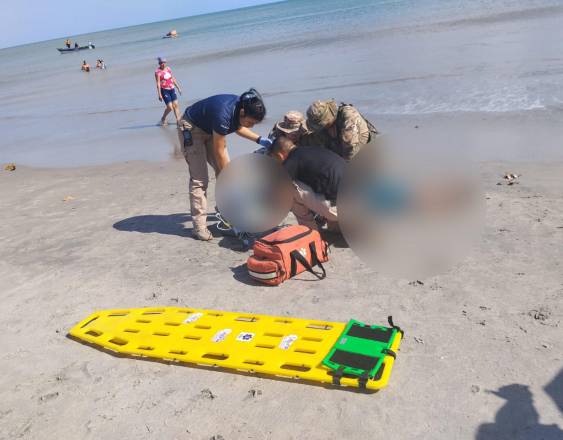 ML | En Playa Juan Hombrón, un ciudadano fue auxiliado tras ser visto flotando.
