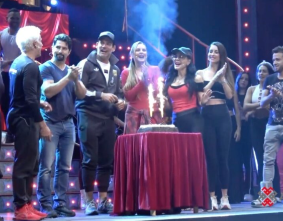 Celebran a Cristián de la Fuente por su cumpleaños 52 durante función de “Perfume de Gardenia”