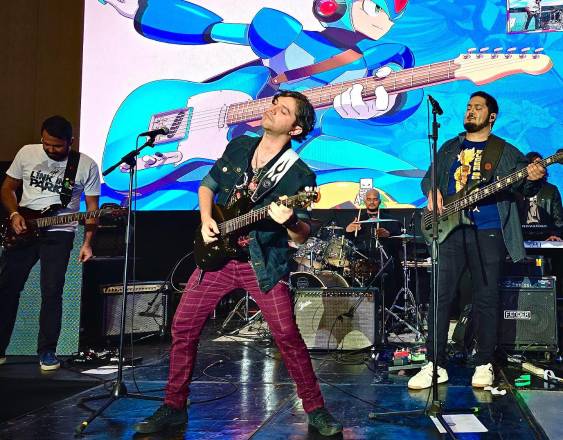 @glitch_band | Los integrantes de la banda durante una presentación.