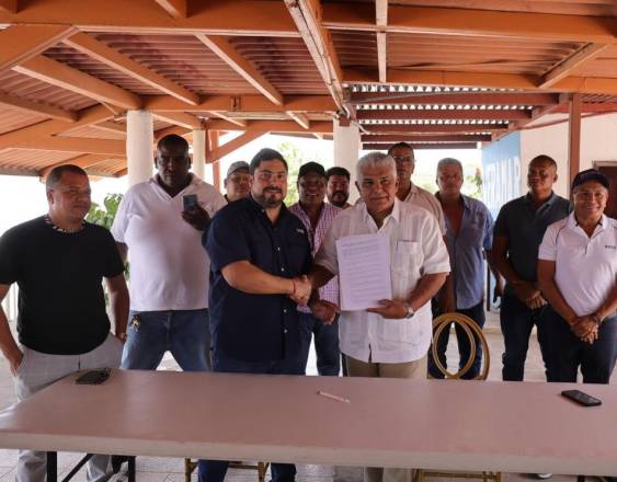 ML | Durante la firma del acuerdo del candidato José Raúl Mulino con líderes del sector pesquero.