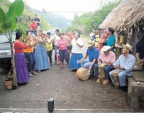 ML | Grupo de cantalantes y tamboreros durante la celebración de la Feria de El Copé.
