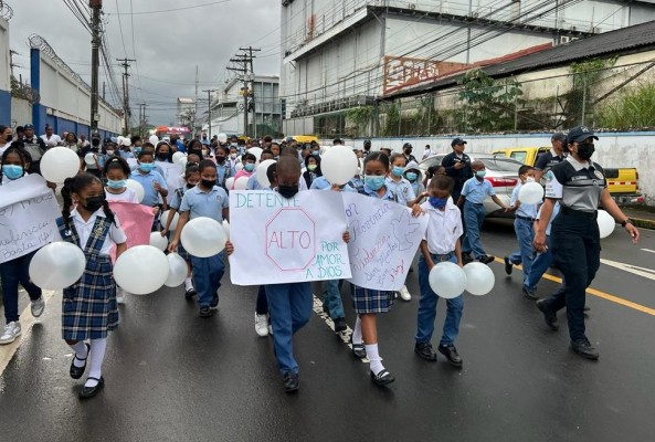 En Colón niños marchan por la paz y piden alto a la violencia