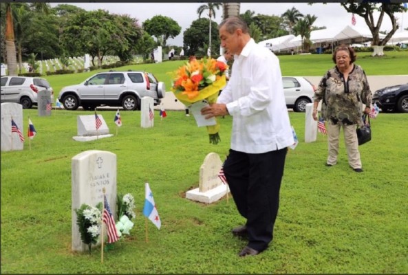 Rinden tributo al Día de los Caídos en el cementerio de Corozal