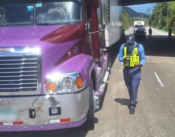 ML | Un agente de la ATTT revisa un vehículo que transporta cargas sobredimensionadas.